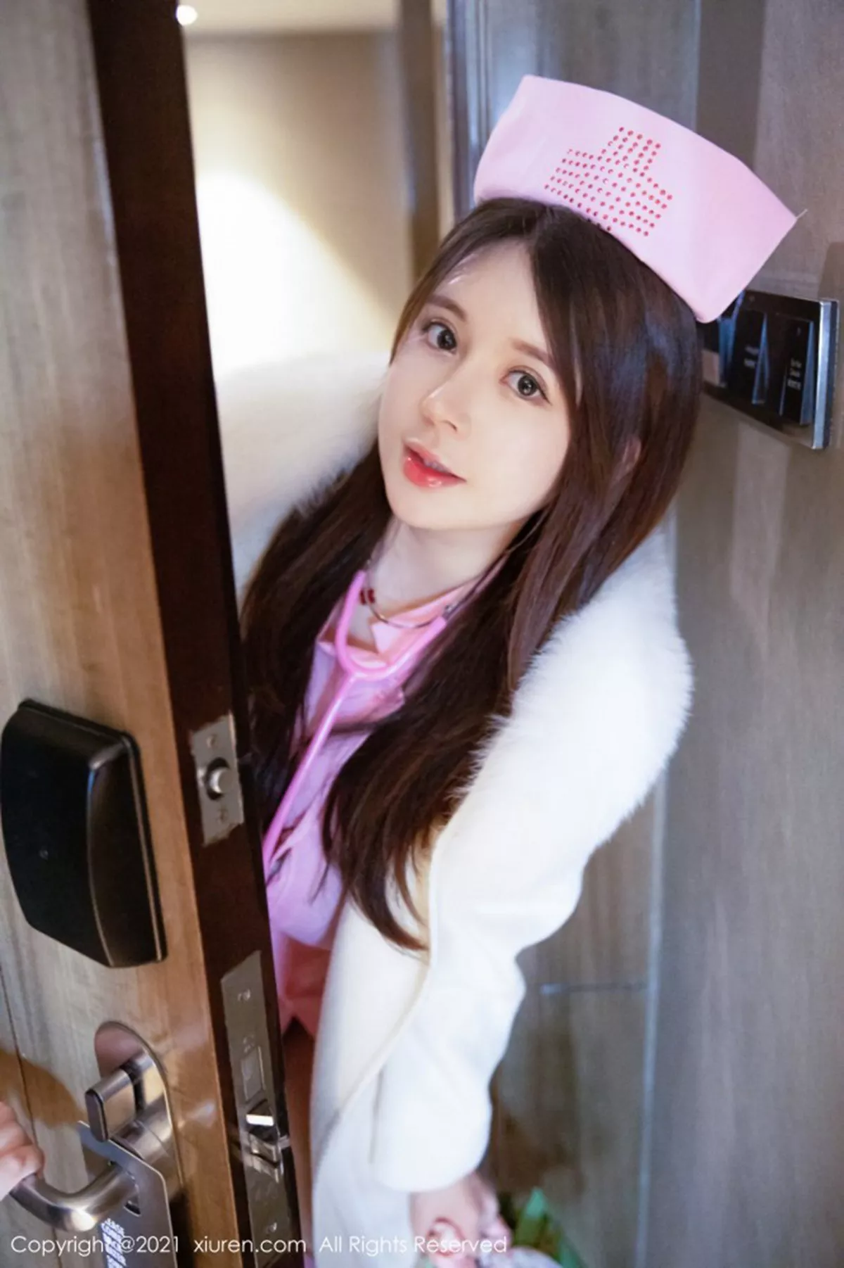 [XiuRen秀人网] 2021.02.26 No.3143 奶油妹妹 护士 丝袜 [39P] NO.1