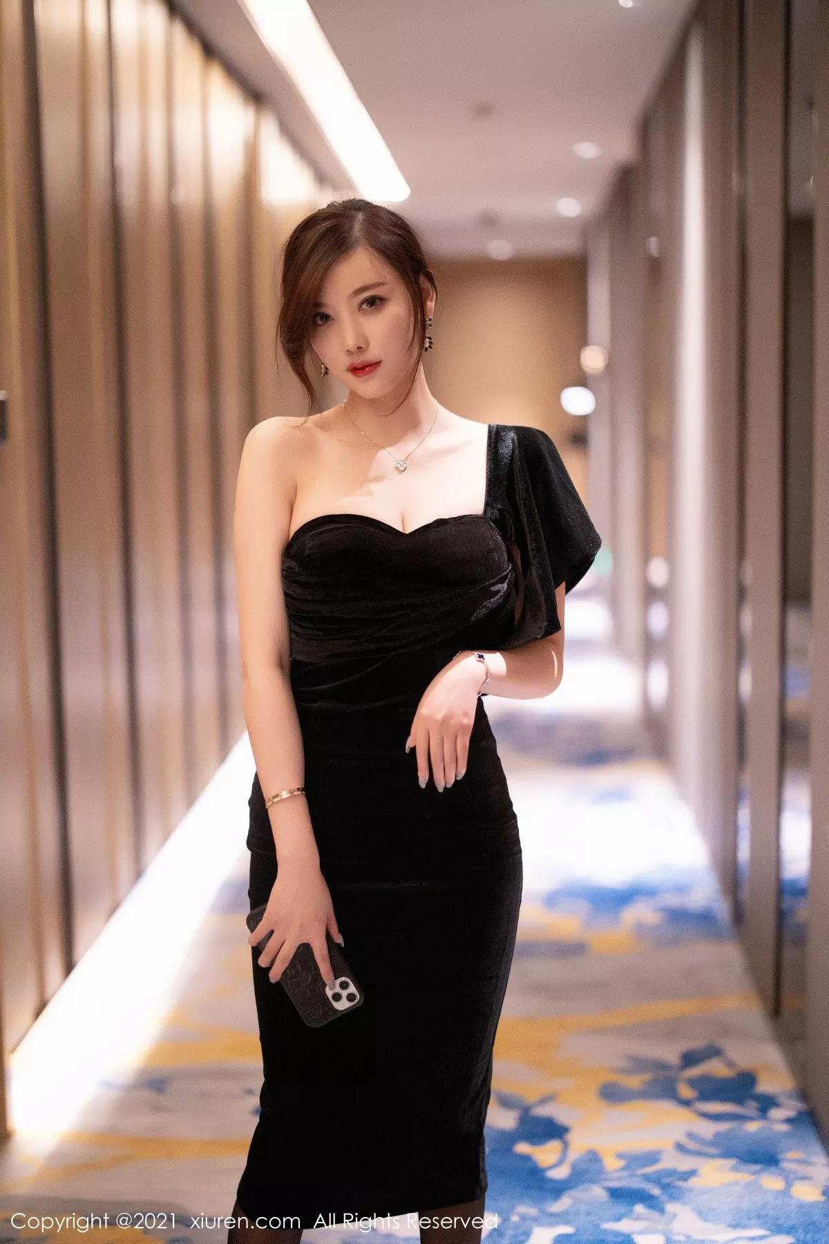 [XiuRen秀人网] 2021.03.09 No.3184 杨晨晨sugar 礼裙 美腿 [70P] NO.1