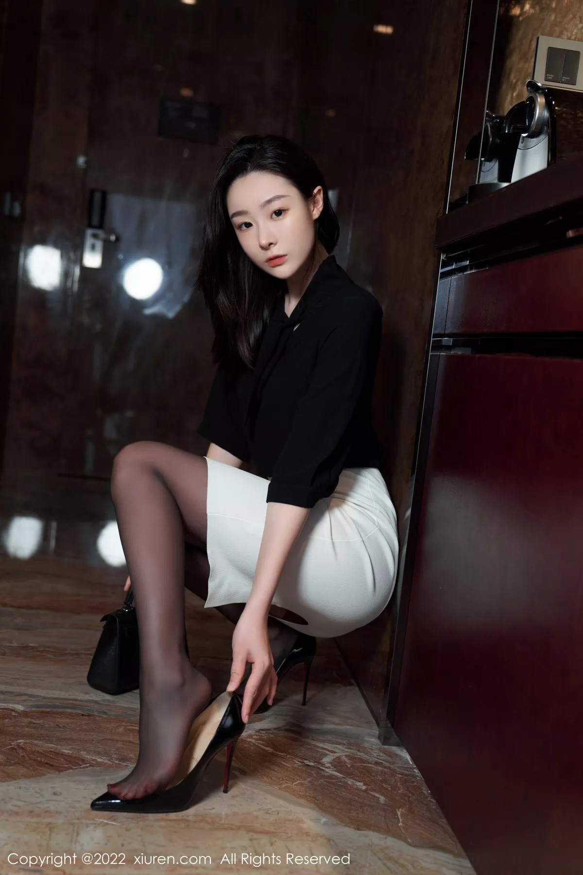 [XiuRen秀人网] 2022.07.21 No.5312 是小逗逗 短裙美腿 [90P] NO.1