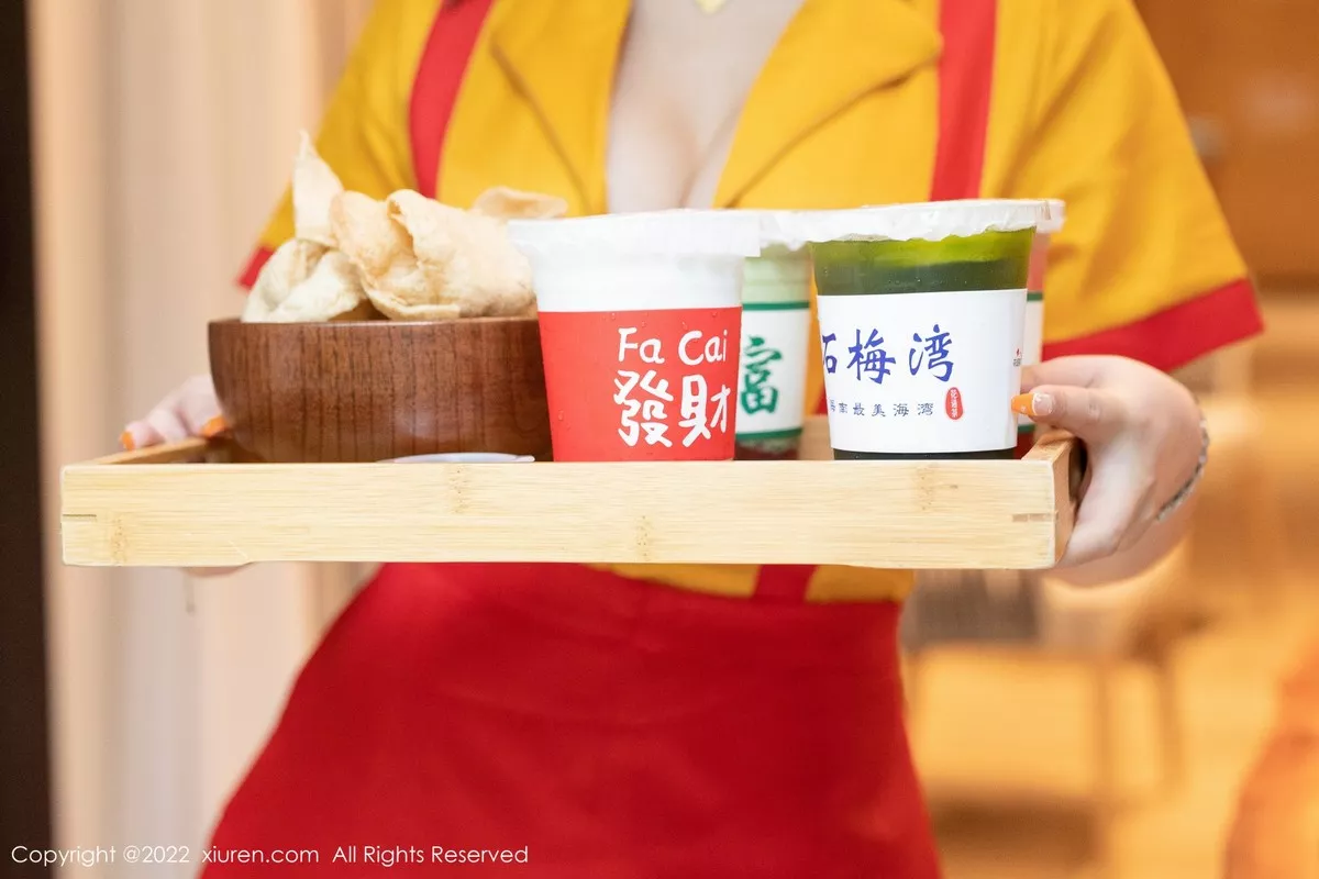 [XiuRen秀人网] 2022.08.29 No.5509 小海臀Rena 服务员制服 [56P] NO.5