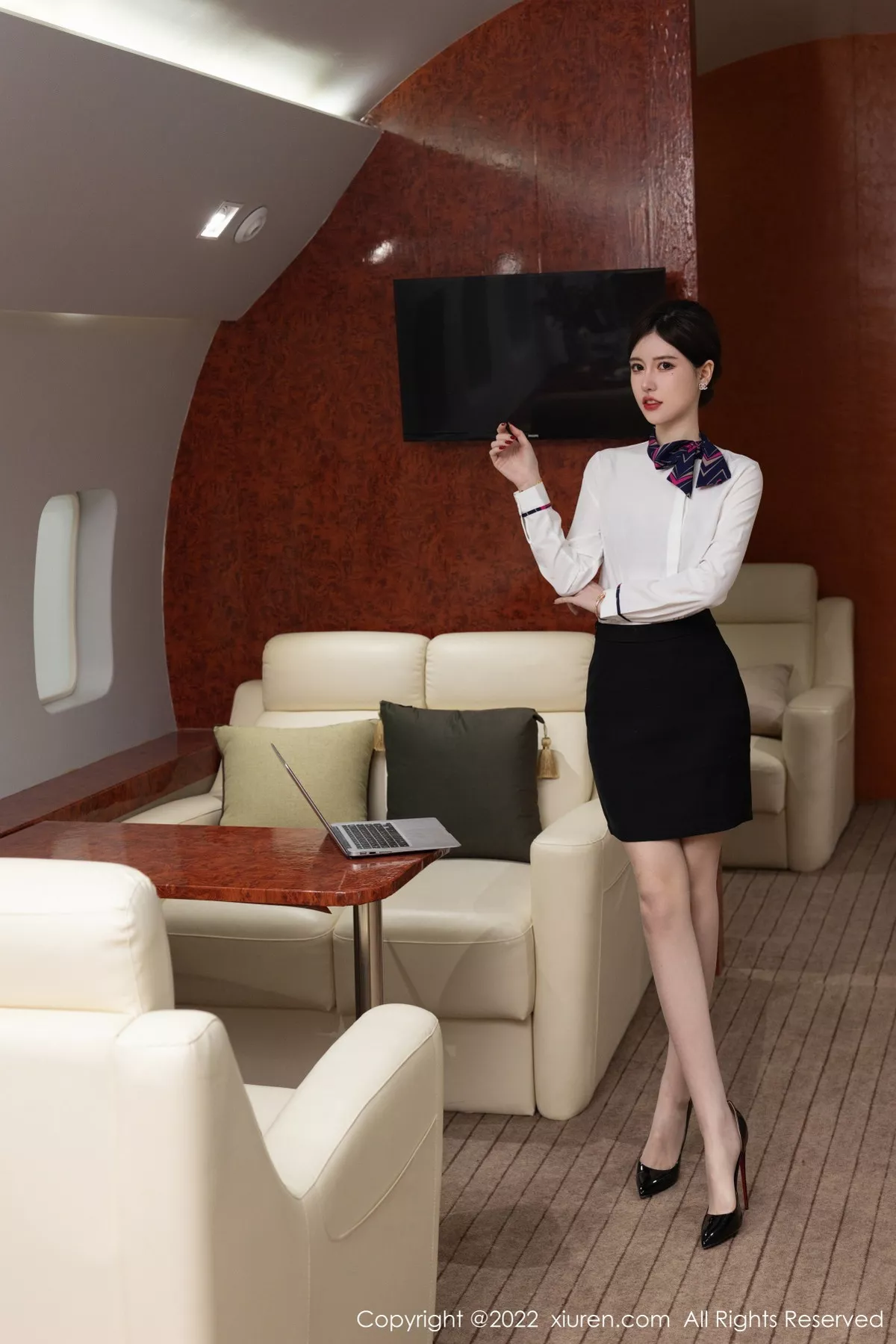 [XiuRen秀人网] 2022.10.12 No.5696 美桃酱 制服美腿 [106P] NO.5