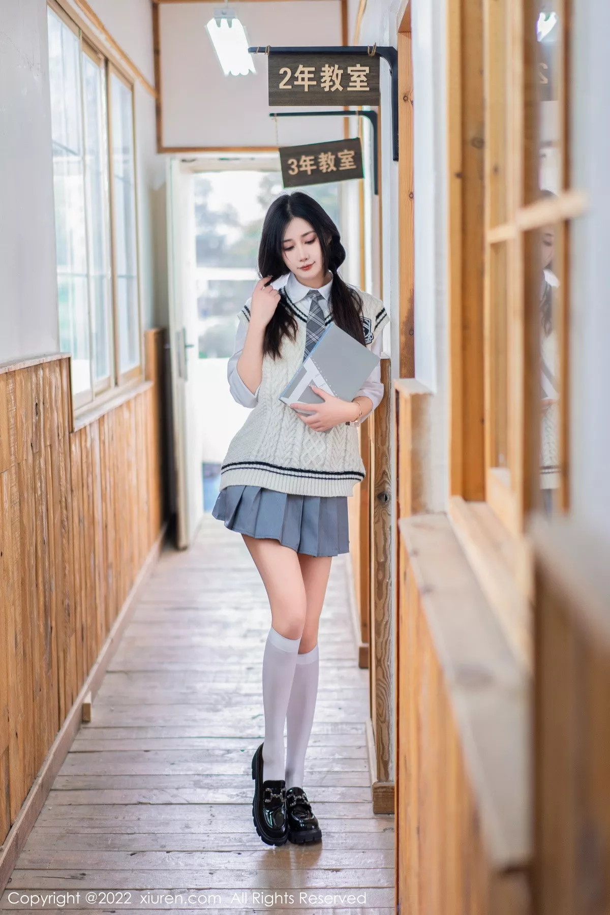 [XiuRen秀人网] 2022.12.08 No.5970 laura阿姣 短裙美腿 [99P] NO.1