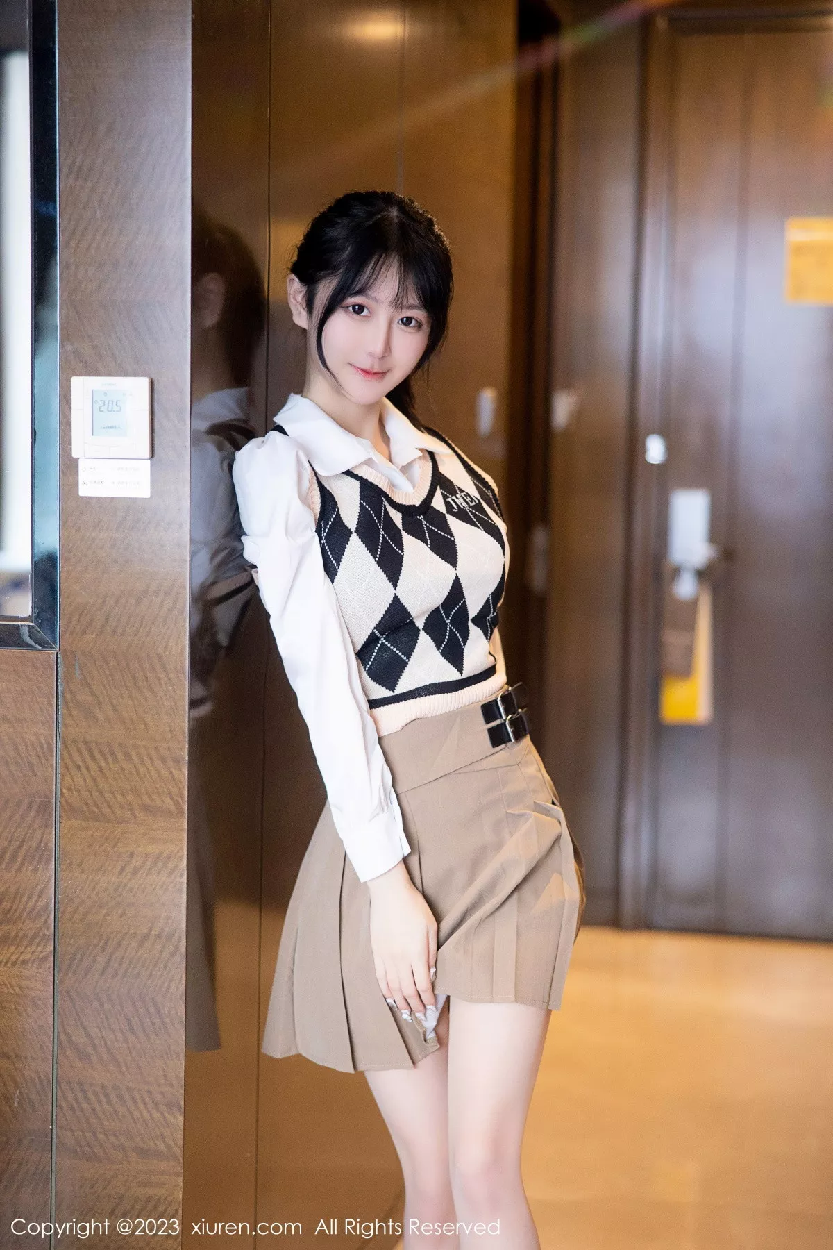 [XiuRen秀人网] 2023.02.27 No.6329 谢小蒽 短裙美腿 [94P] NO.4