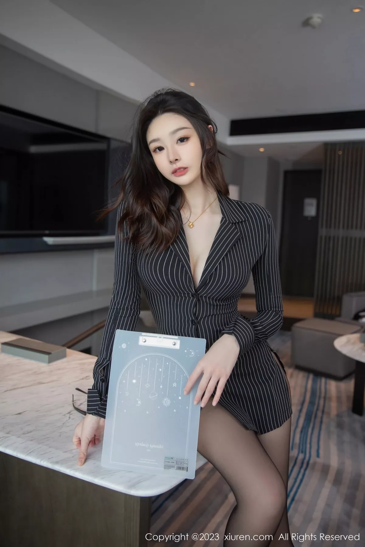 [XiuRen秀人网] 2023.03.07 No.6376 是小逗逗 黑丝美腿 [80P] NO.8