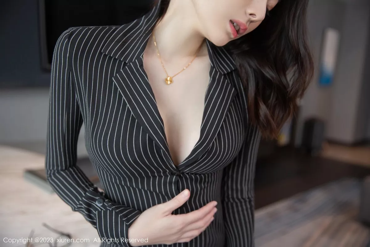 [XiuRen秀人网] 2023.03.07 No.6376 是小逗逗 黑丝美腿 [80P] NO.9