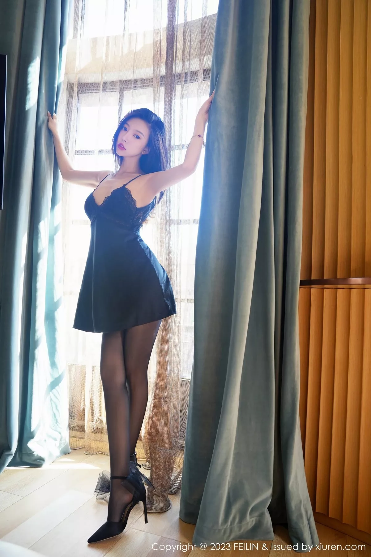 [FEILIN嗲囡囡] 2023.03.28 VOL.466 冯木木LRIS 黑丝美腿 [85P] NO.5
