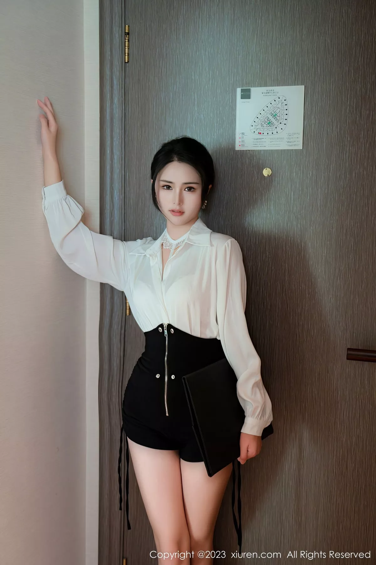 [XiuRen秀人网] 2023.04.04 No.6520 艾希儿 短裙美臀 [76P] NO.12