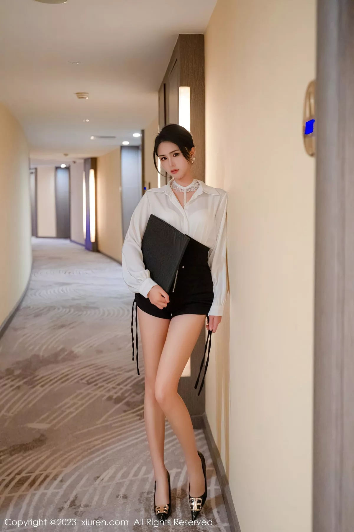 [XiuRen秀人网] 2023.04.04 No.6520 艾希儿 短裙美臀 [76P] NO.1