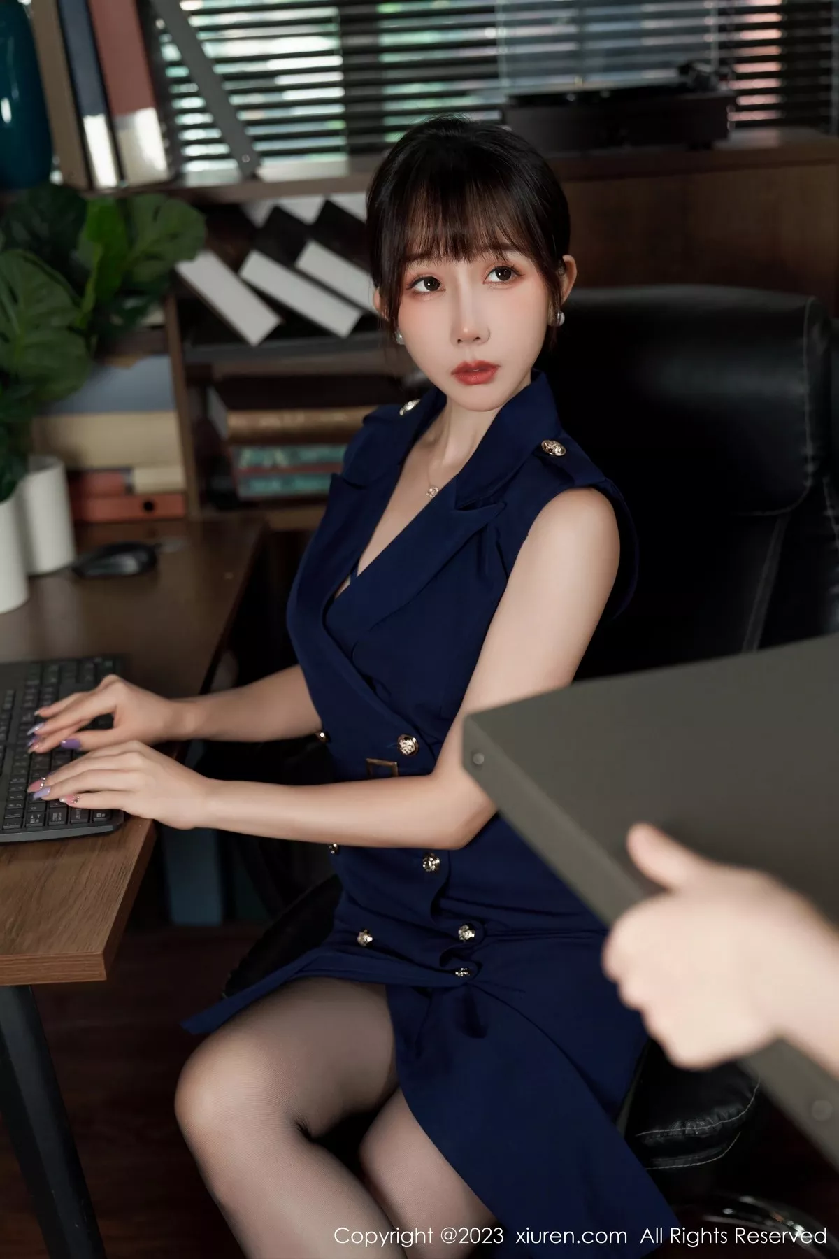 [XiuRen秀人网] 2023.05.15 No.6737 波巧酱 黑丝美腿 [95P] NO.1