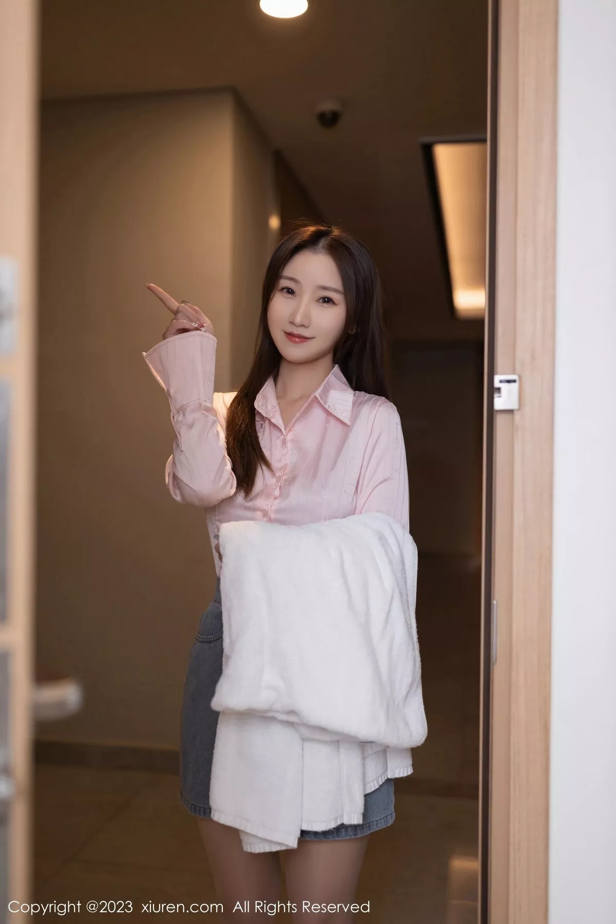 [XiuRen秀人网] 2023.05.31 No.6832 杏子Yada 短裙美腿 [79P] NO.1