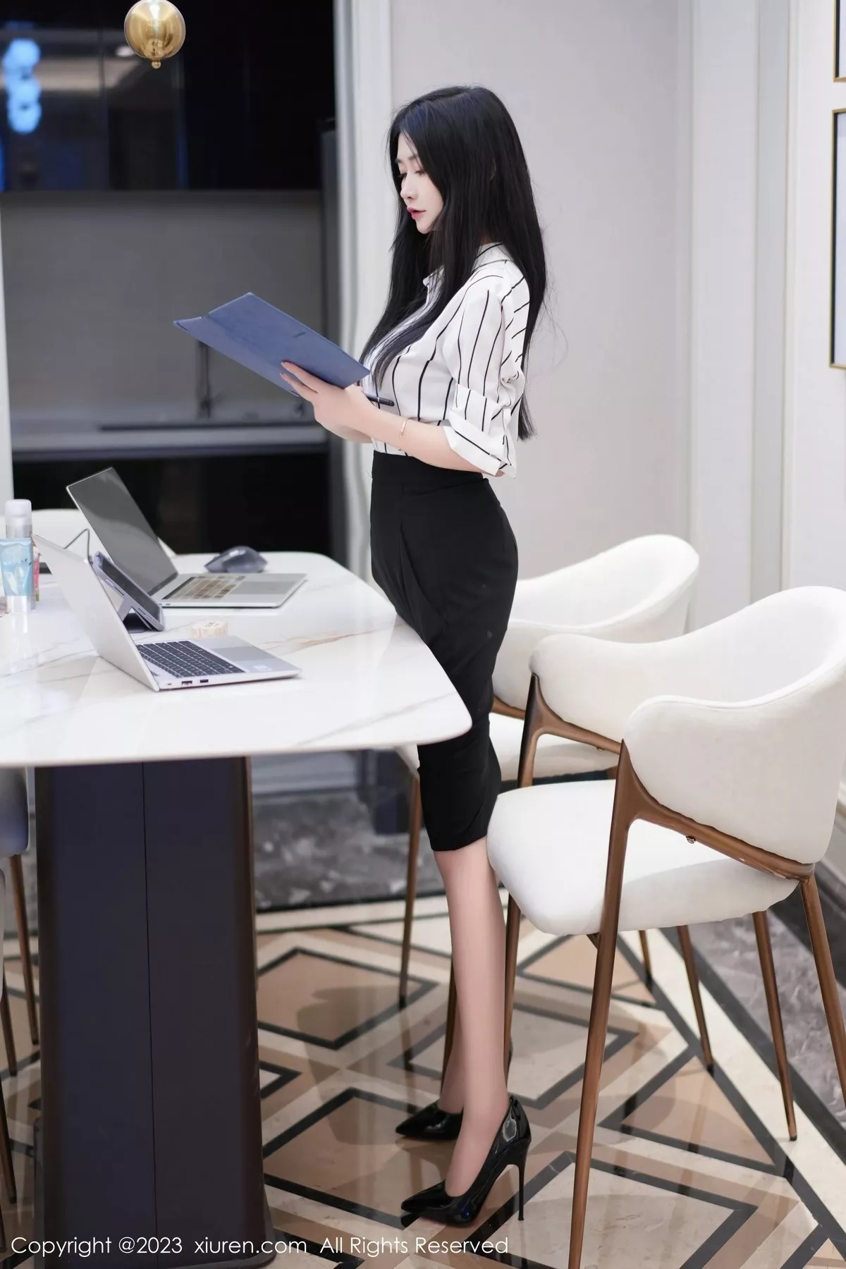 [XiuRen秀人网] 2023.06.02 No.6845 laura阿姣 短裙美腿 [73P] NO.1