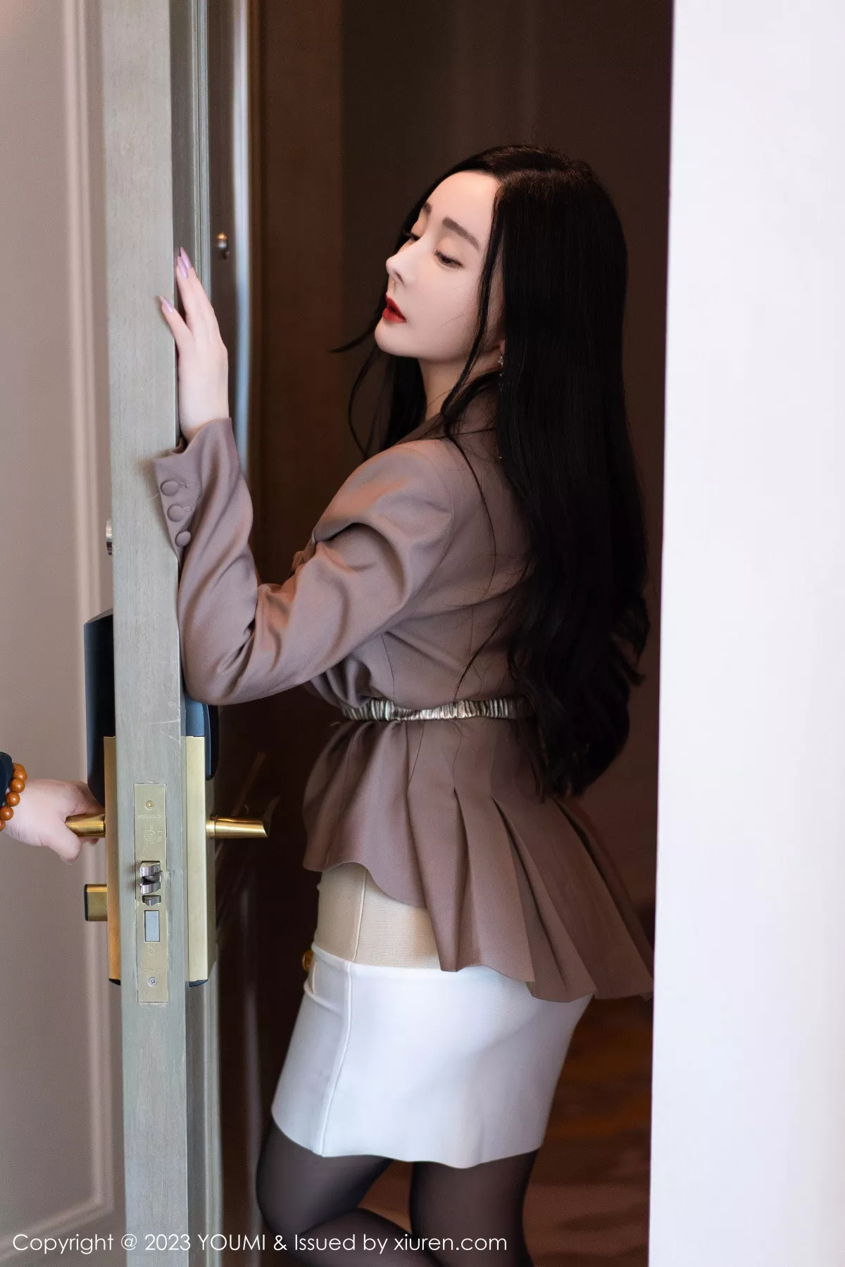 [YOUMI尤蜜荟] 2023.06.12 VOL.950 允爾 短裙美臀 [73P] NO.2