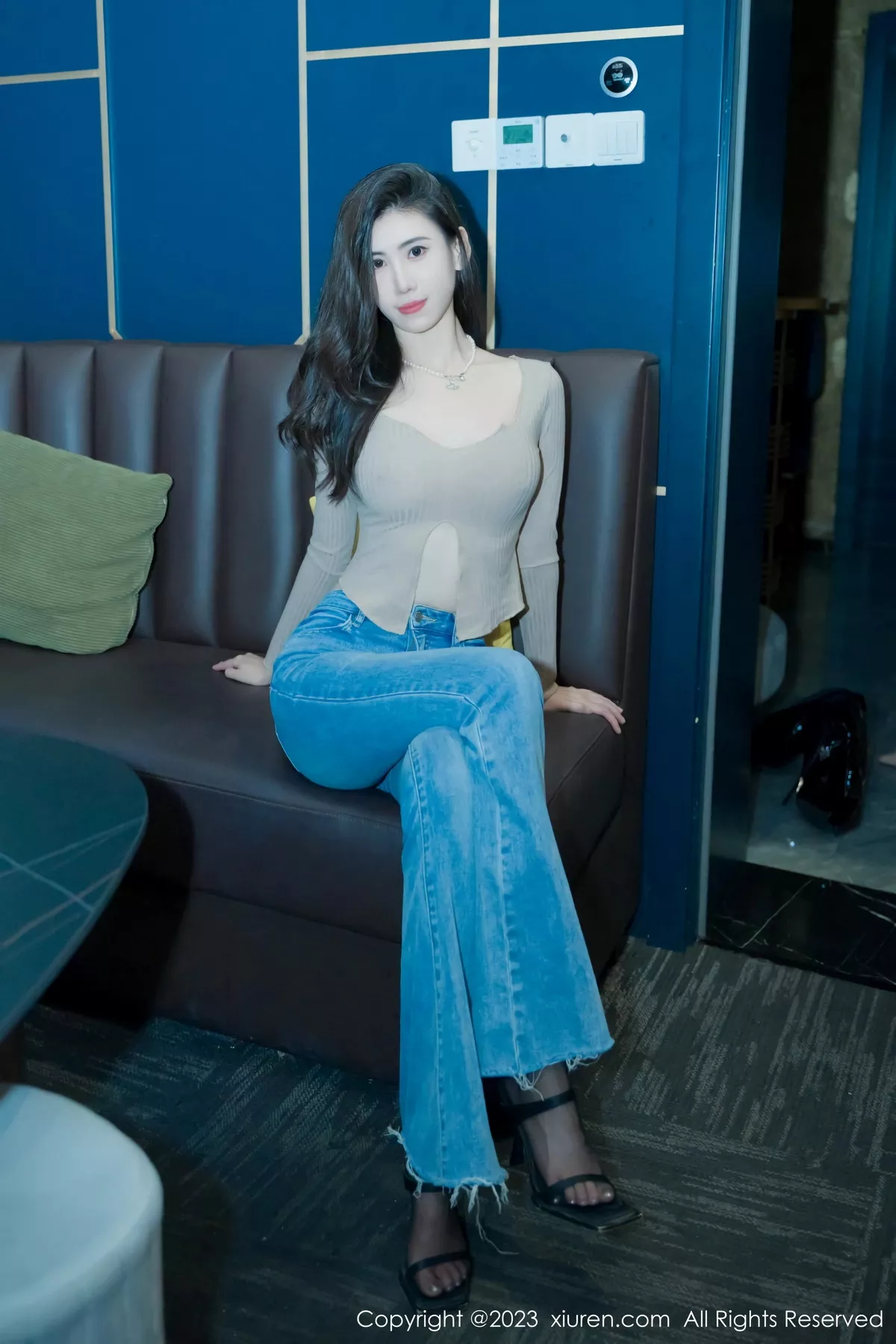 [XiuRen秀人网] 2023.07.07 No.7041 章芃芃 简约牛仔裤 [55P] NO.1