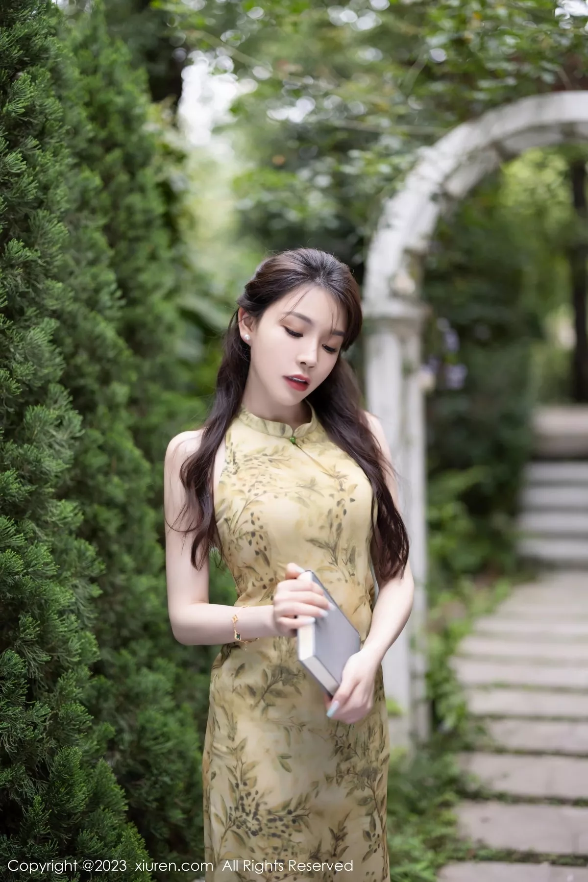 [XiuRen秀人网] 2023.07.14 No.7083 徐莉芝Booty 长裙美腿 [81P] NO.1