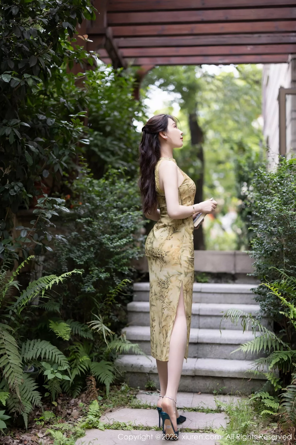 [XiuRen秀人网] 2023.07.14 No.7083 徐莉芝Booty 长裙美腿 [81P] NO.7