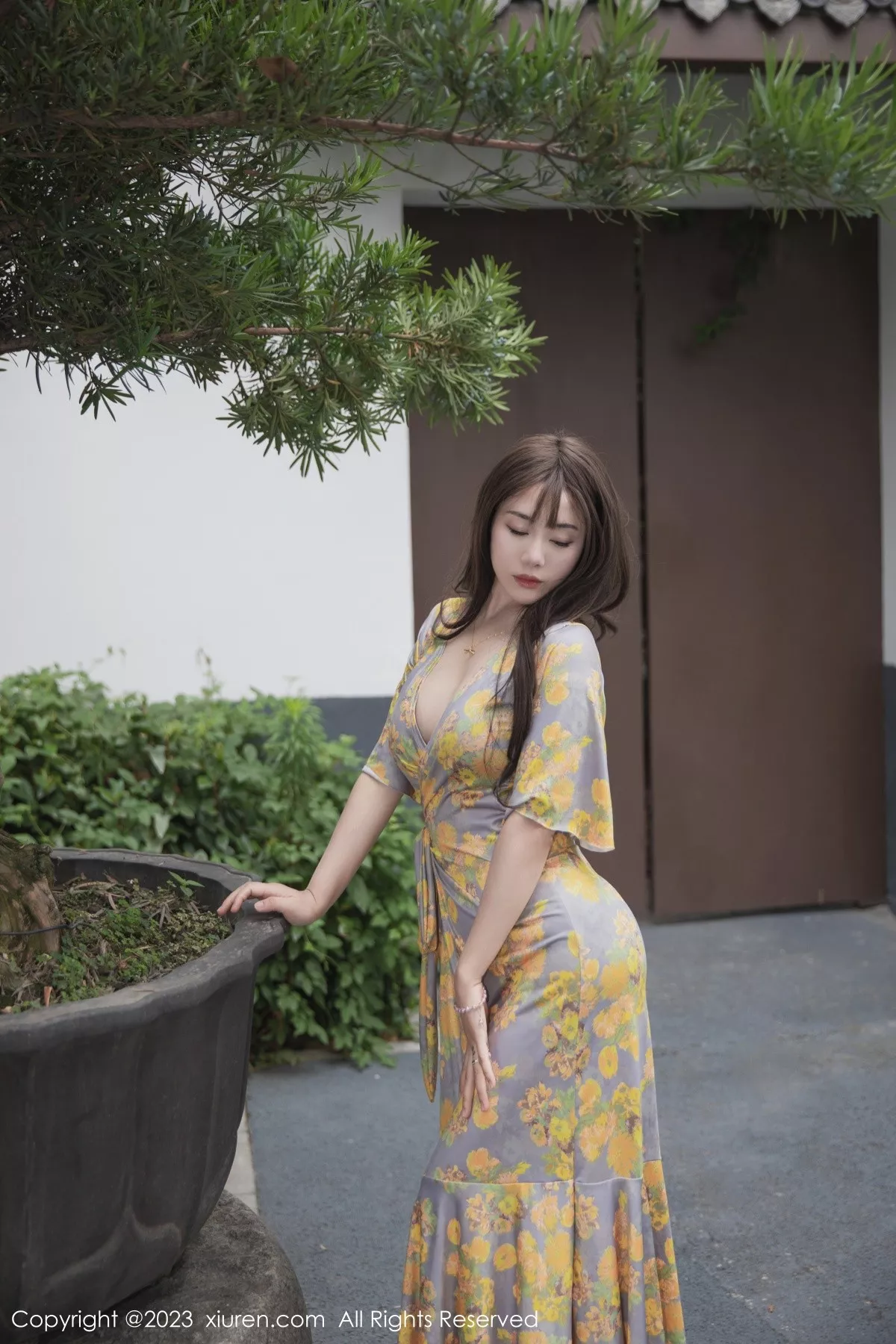 [XiuRen秀人网] 2023.06.20 No.6949 严利娅Yuliya 长裙美腿 [84P] NO.4