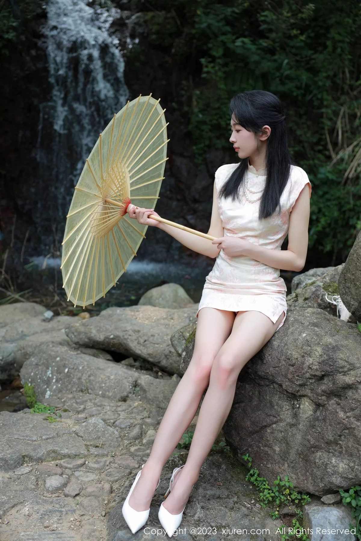 [XiuRen秀人网] 2023.08.15 No.7234 糖豆sisi 旗袍美腿 [60P] NO.7