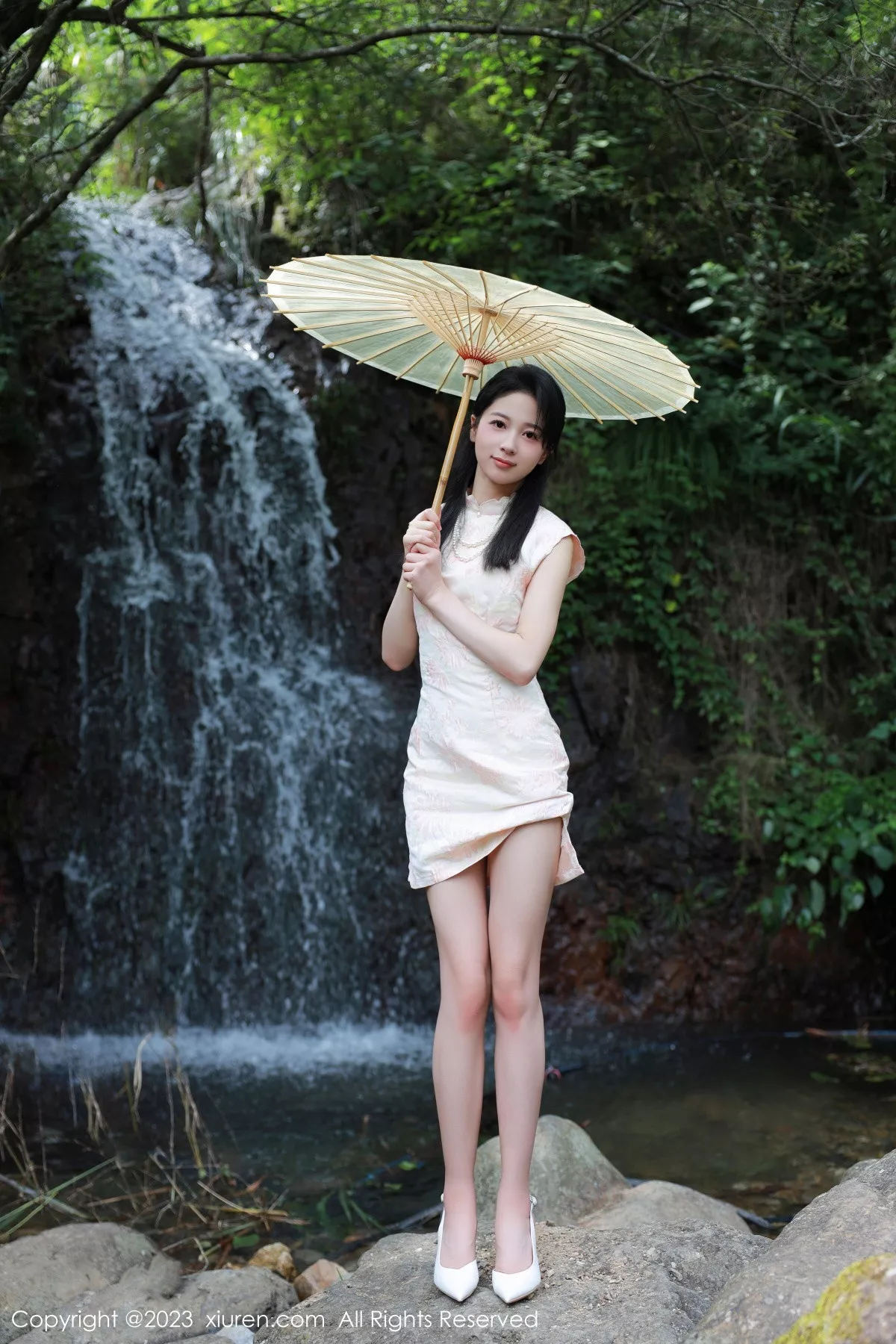 [XiuRen秀人网] 2023.08.15 No.7234 糖豆sisi 旗袍美腿 [60P] NO.1