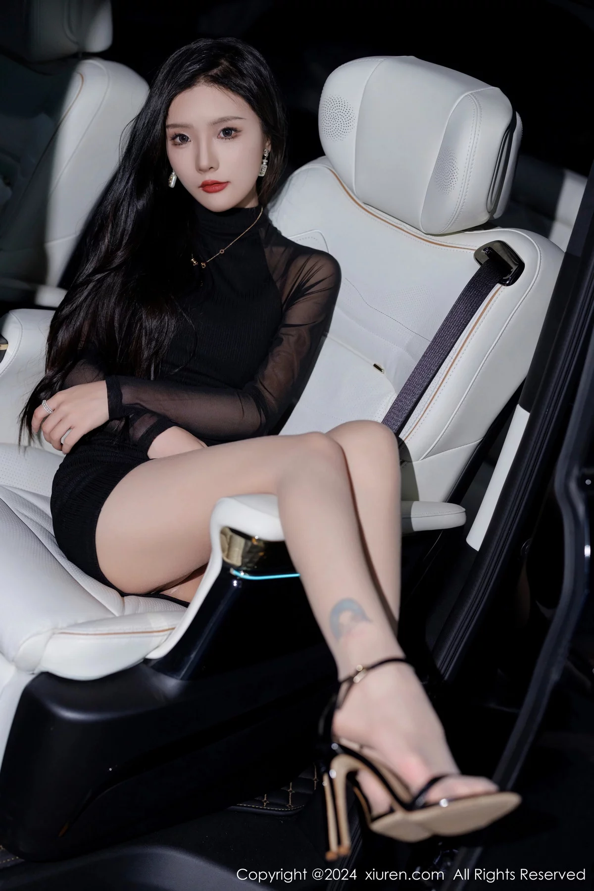 [XiuRen秀人网] 2024.01.11 No.7942 七七kiko 丝袜美腿 [50P] NO.7