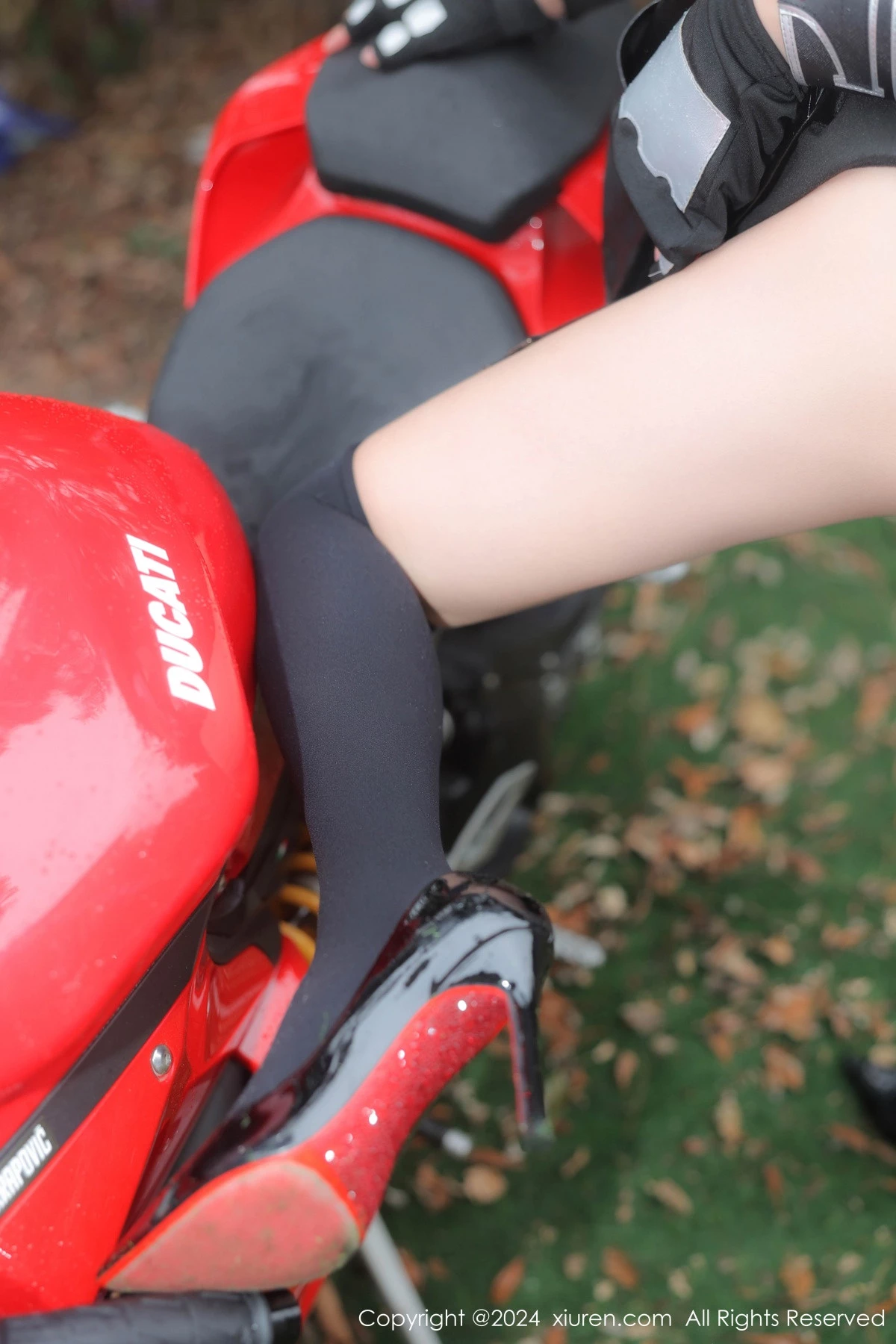 [XiuRen秀人网] 2024.01.16 No.7969 小薯条nienie 摩托车美腿 [69P] NO.7