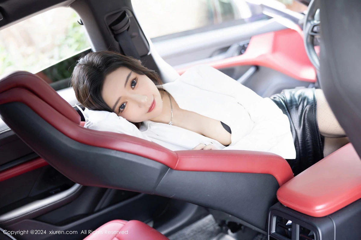 [XiuRen秀人网] 2024.03.29 No.8314 王馨瑶yanni 黑丝美腿 [80P] NO.8