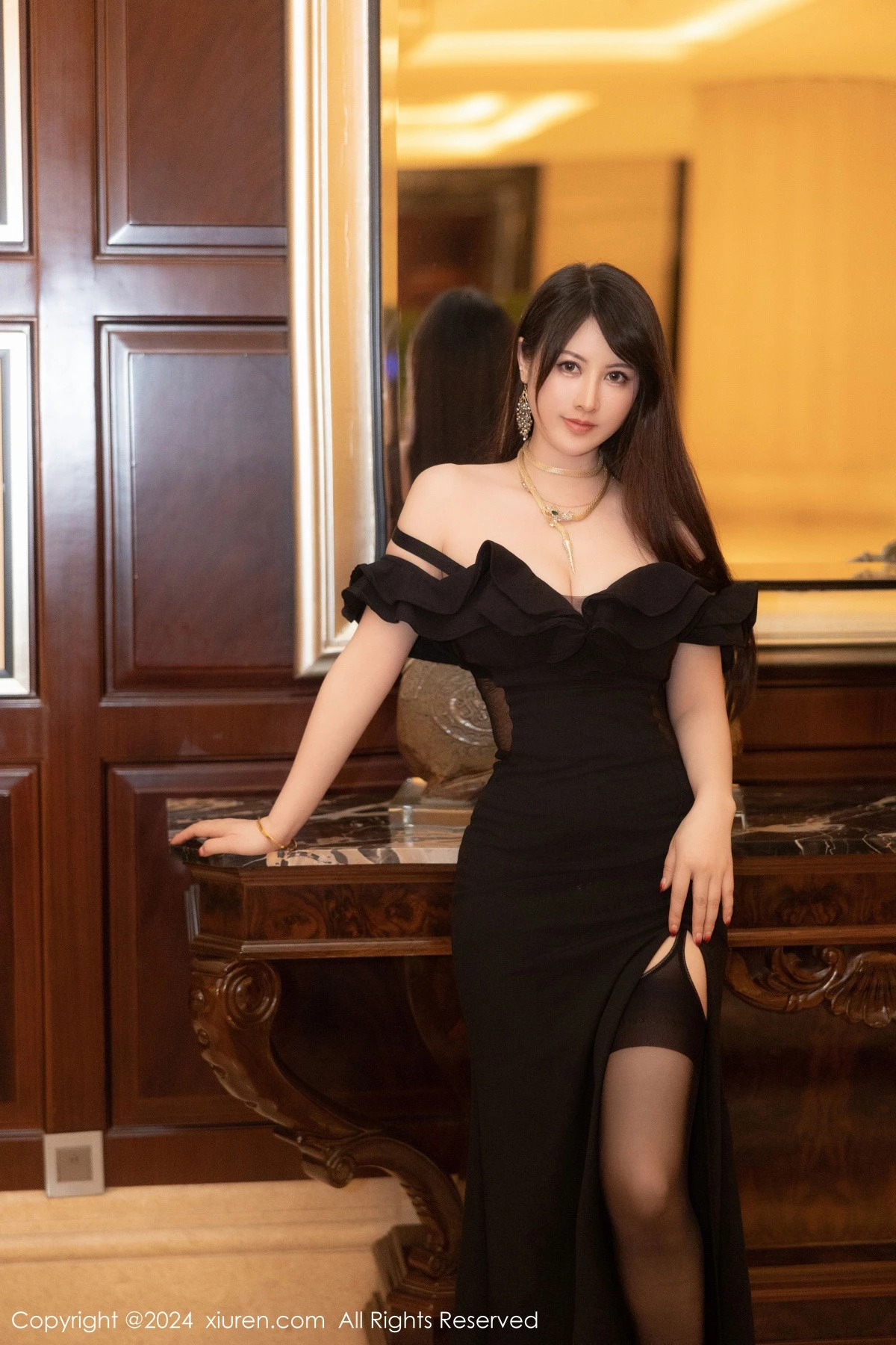 [XiuRen秀人网] 2024.04.16 No.8397 诗诗kiki 礼裙美腿 [81P] NO.1