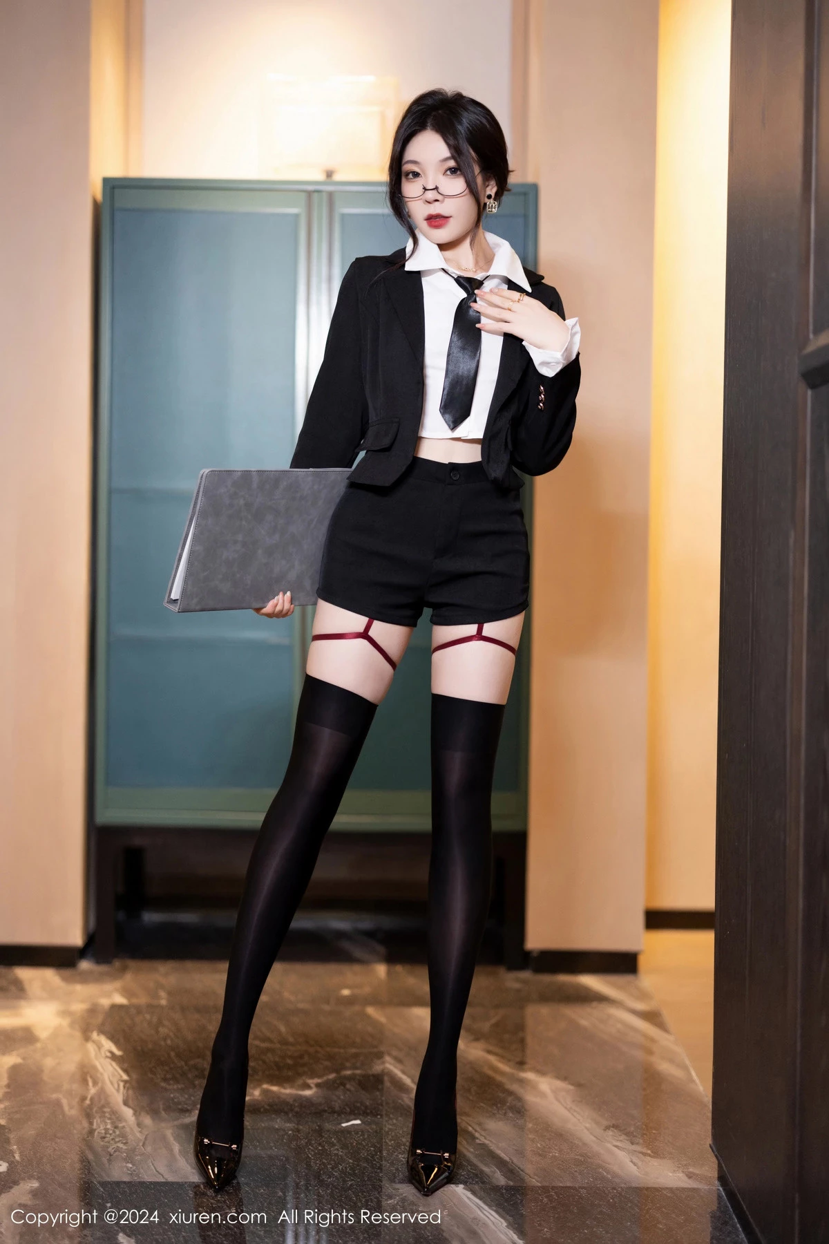 [XiuRen秀人网] 2024.04.23 No.8440 徐莉芝Booty 黑丝美腿 [82P] NO.1