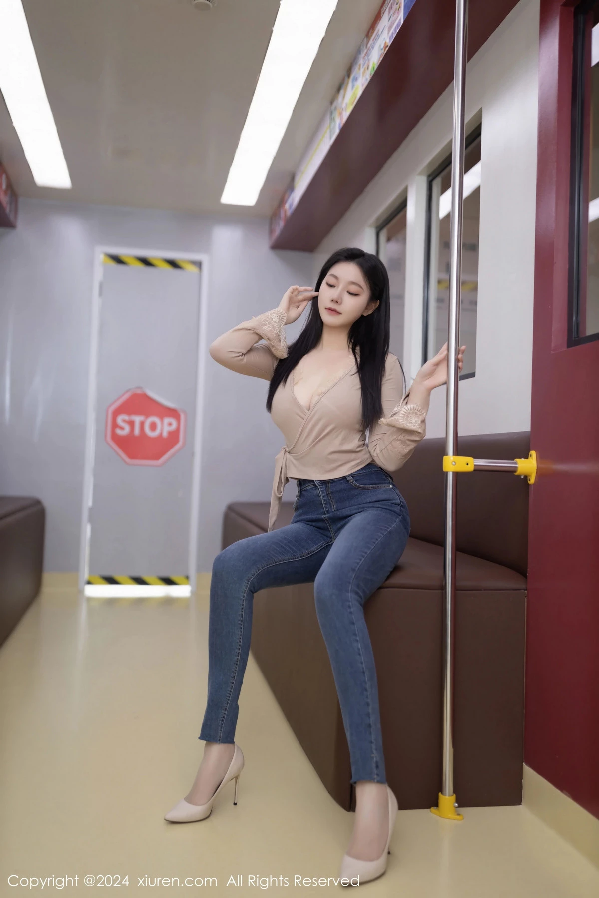 [XiuRen秀人网] 2024.05.07 No.8498 安然anran 地铁美腿 [79P] NO.5