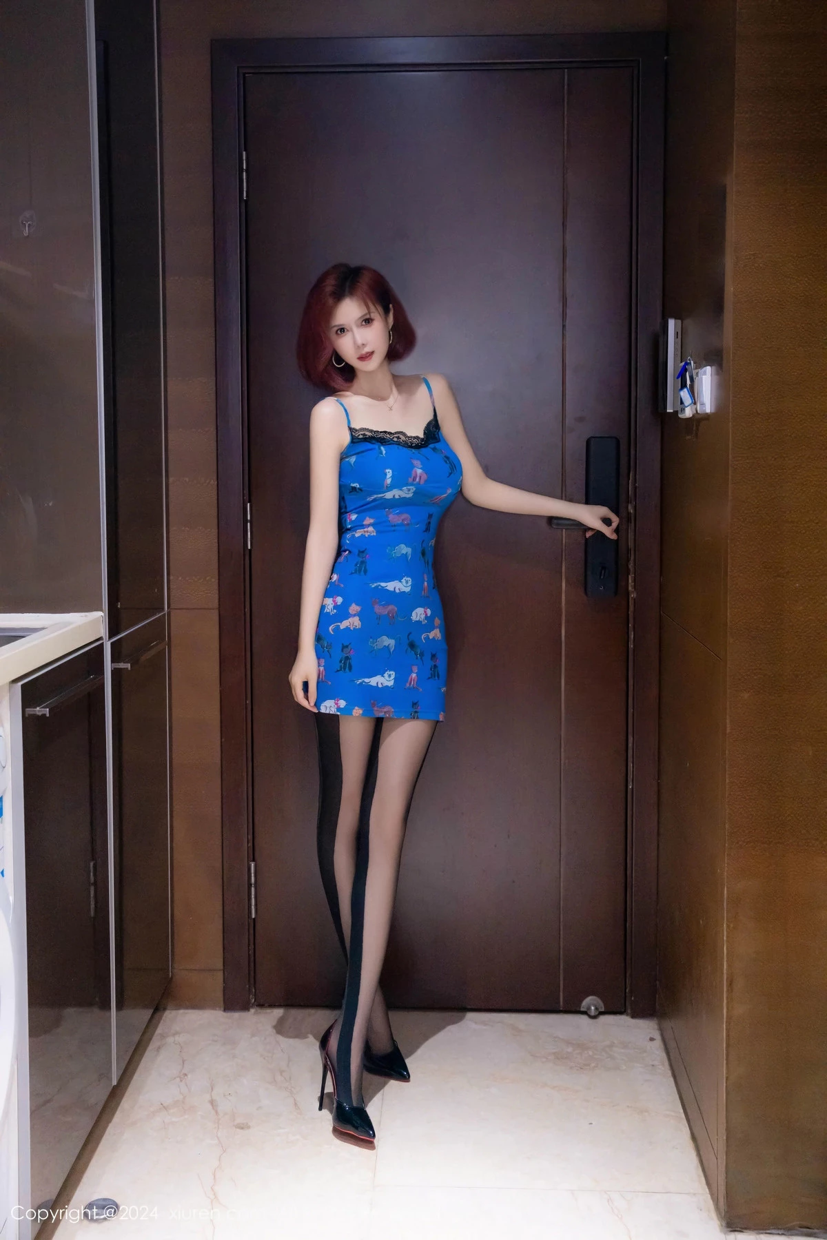 [XiuRen秀人网] 2024.05.28 No.8608 白芷yy 黑丝美腿 [85P] NO.8