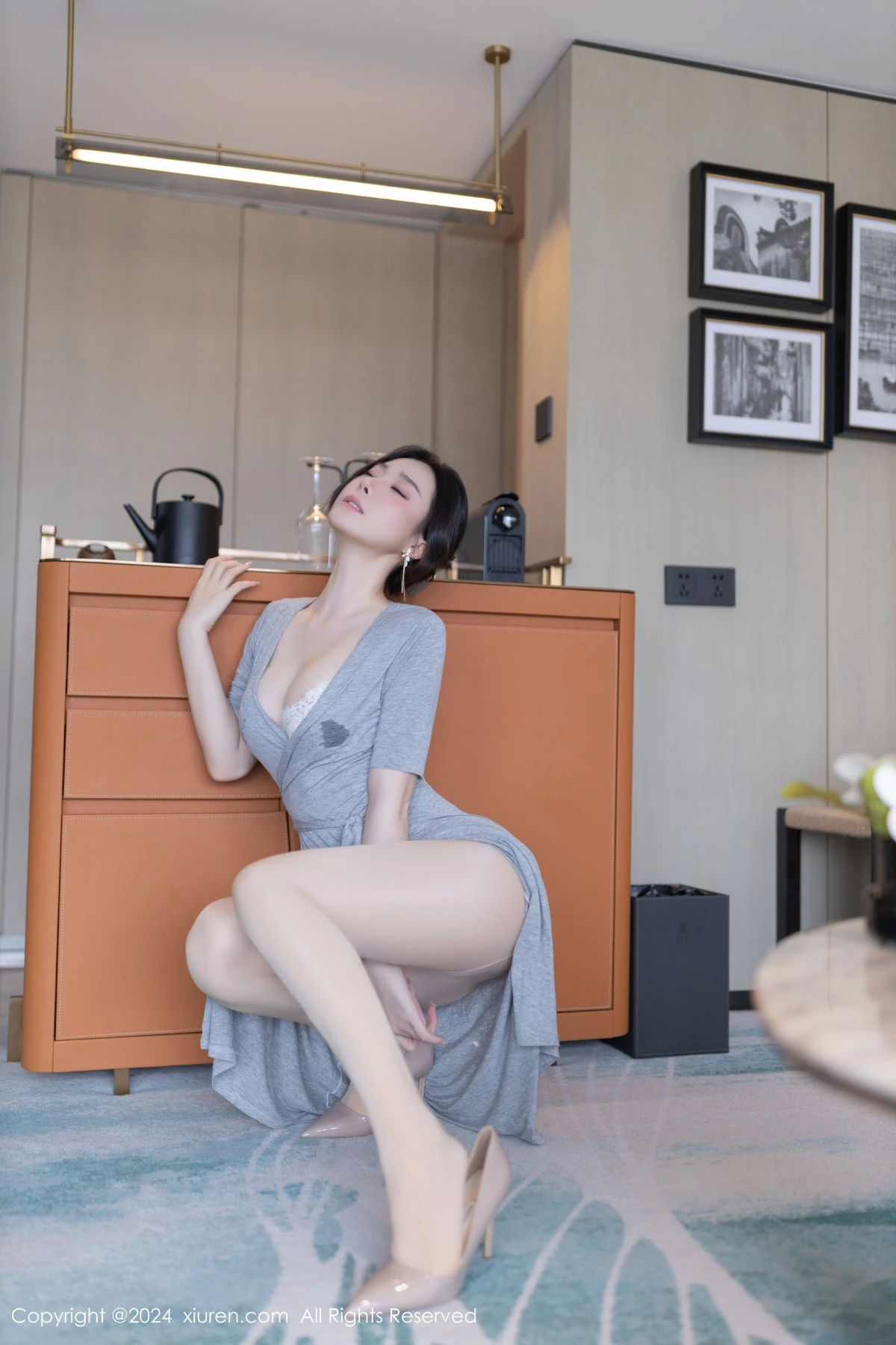 [XiuRen秀人网] 2024.06.13 No.8699 小逗逗 丝袜美腿 [80P] NO.8