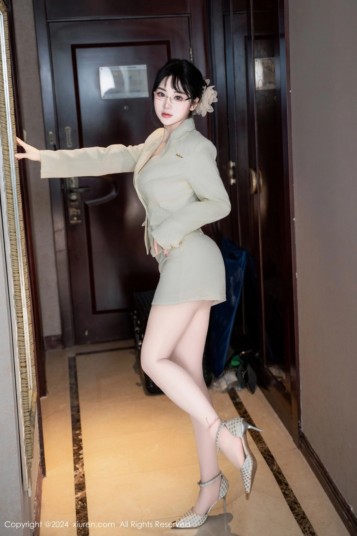 [XiuRen秀人网] 2024.06.18 No.8717 汐汐爱吃草莓 丝袜美腿 [86P] NO.1