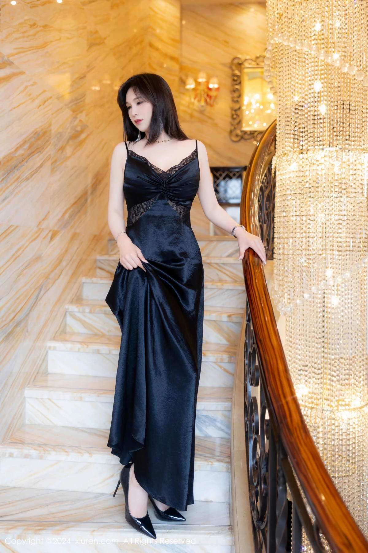 [XiuRen秀人网] 2024.07.09 No.8825 水水姐 黑丝美腿 [73P] NO.1