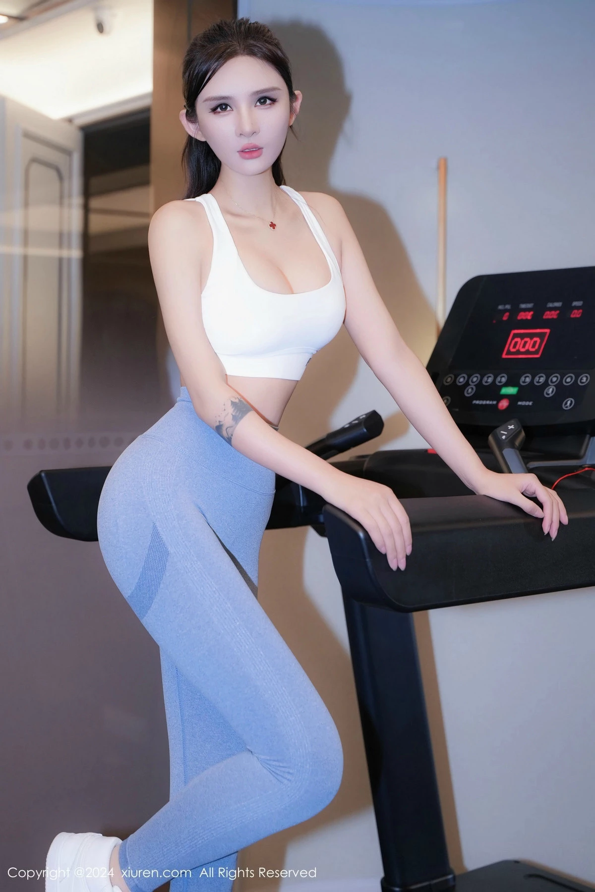 [XiuRen秀人网] 2024.11.07 No.9407 Emily尹菲 丝袜美腿 [57P] NO.9