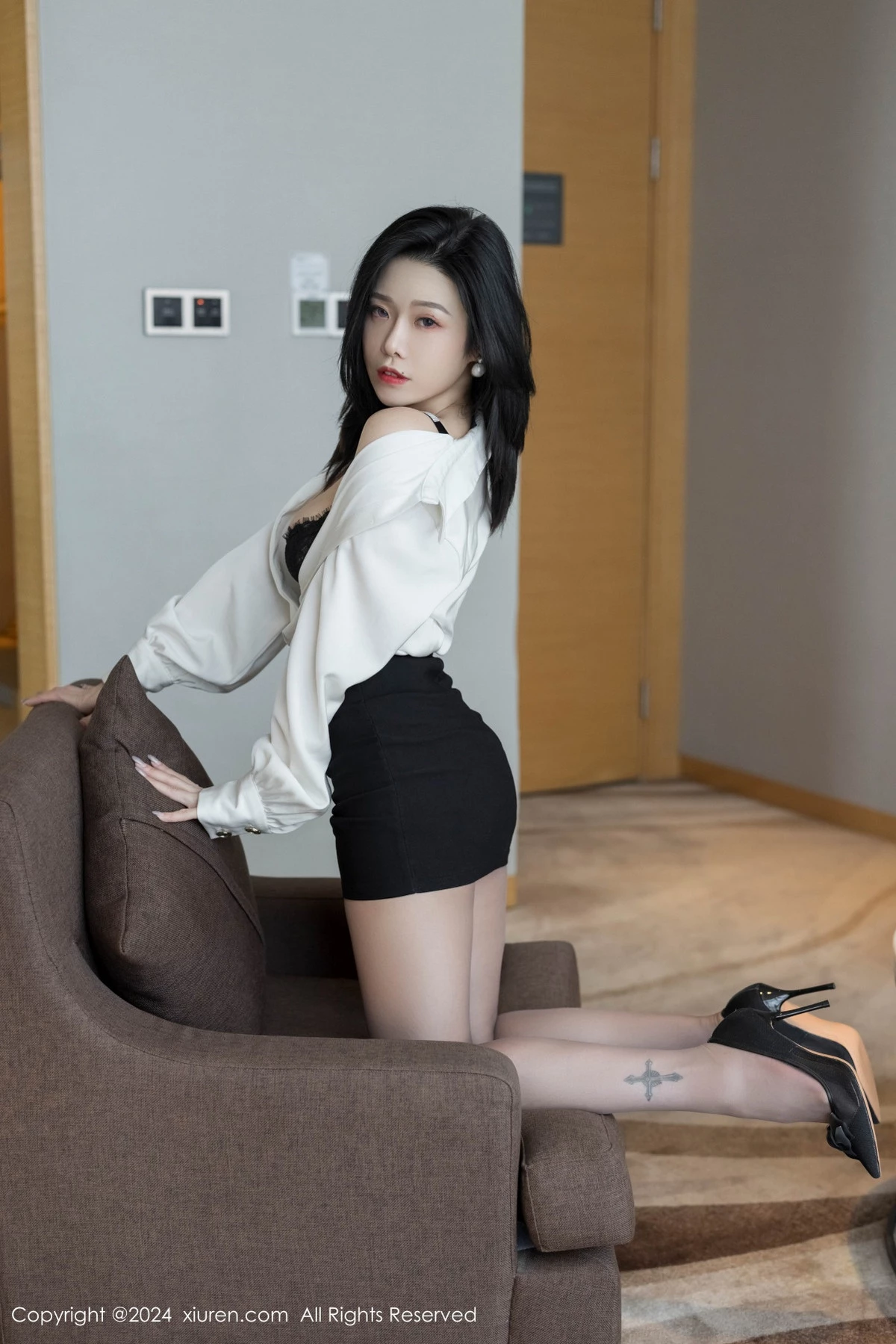 [XiuRen秀人网] 2024.10.23 No.9329 luvian本能 黑丝美腿 [42P] NO.9