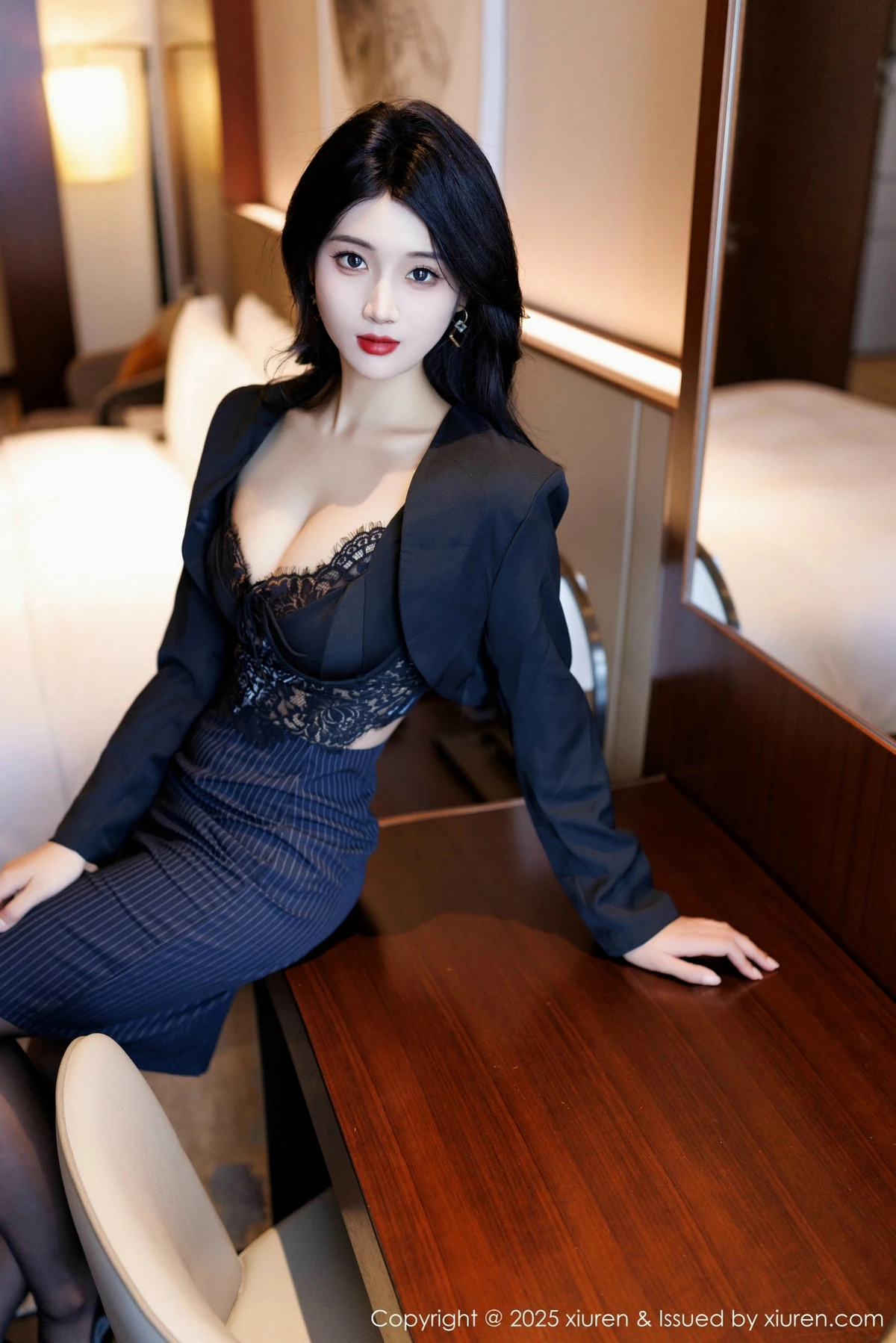 [XiuRen秀人网] 2025.01.08 No.9728 南乔 美腿黑丝 [90P] NO.4