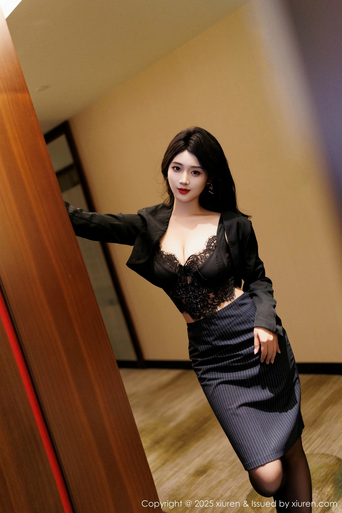 [XiuRen秀人网] 2025.01.08 No.9728 南乔 美腿黑丝 [90P] NO.12