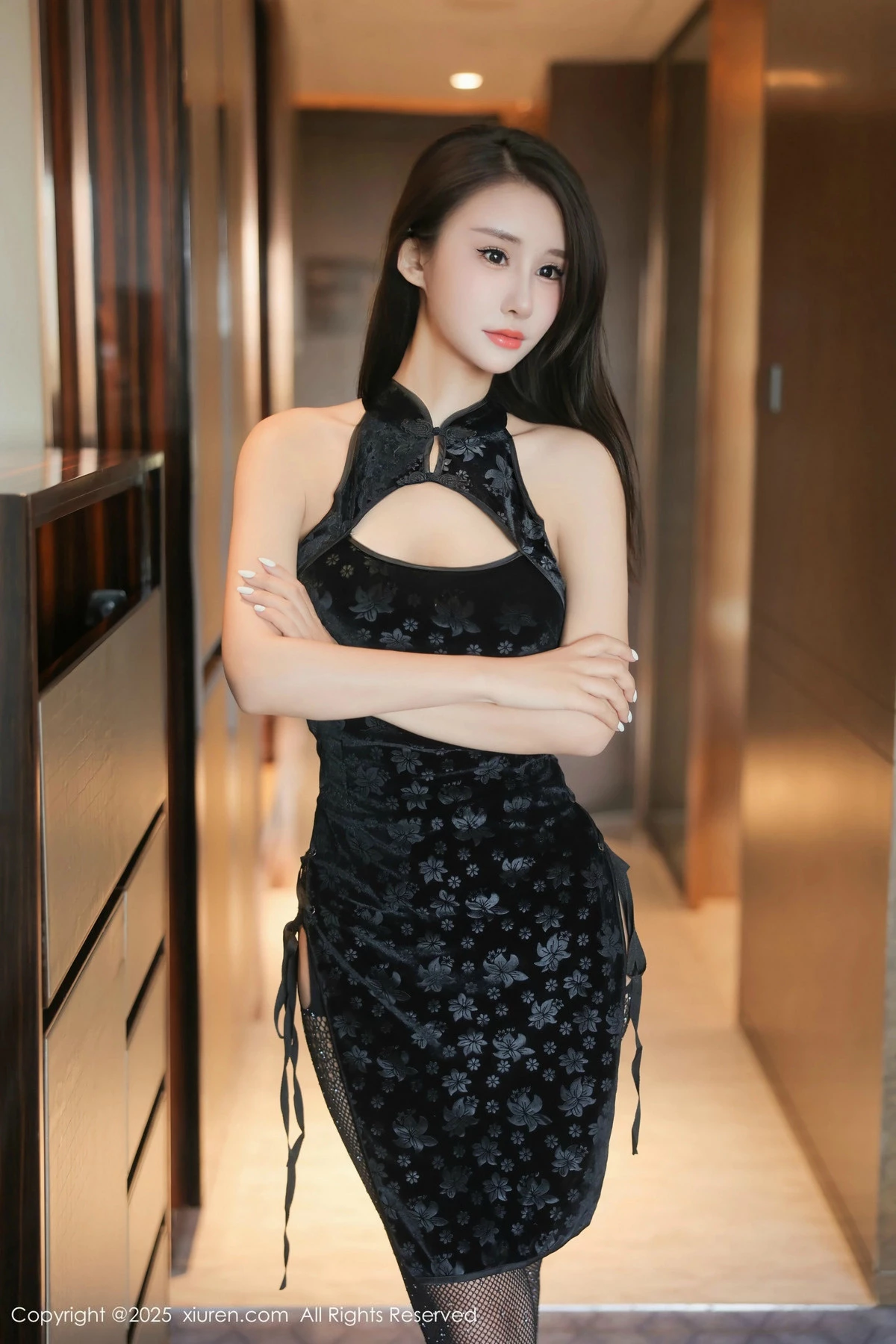 [XiuRen秀人网] 2025.03.10 No.9990 艺艺yiyi 黑丝美腿 [57P] NO.1