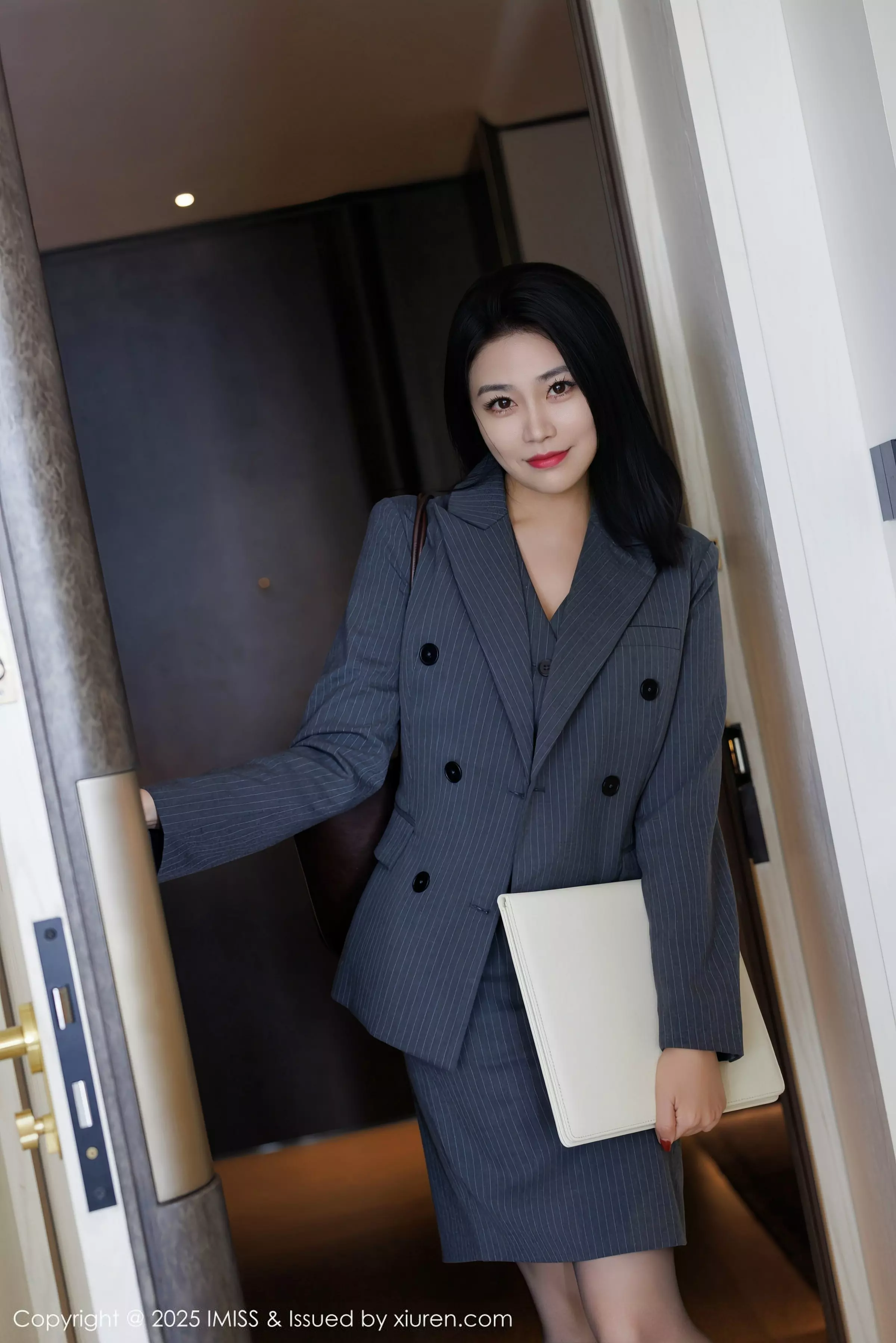 [IMISS爱蜜社] 2025.03.19 VOL.787 许诺Sabrina 美腿御姐 [106P] NO.1