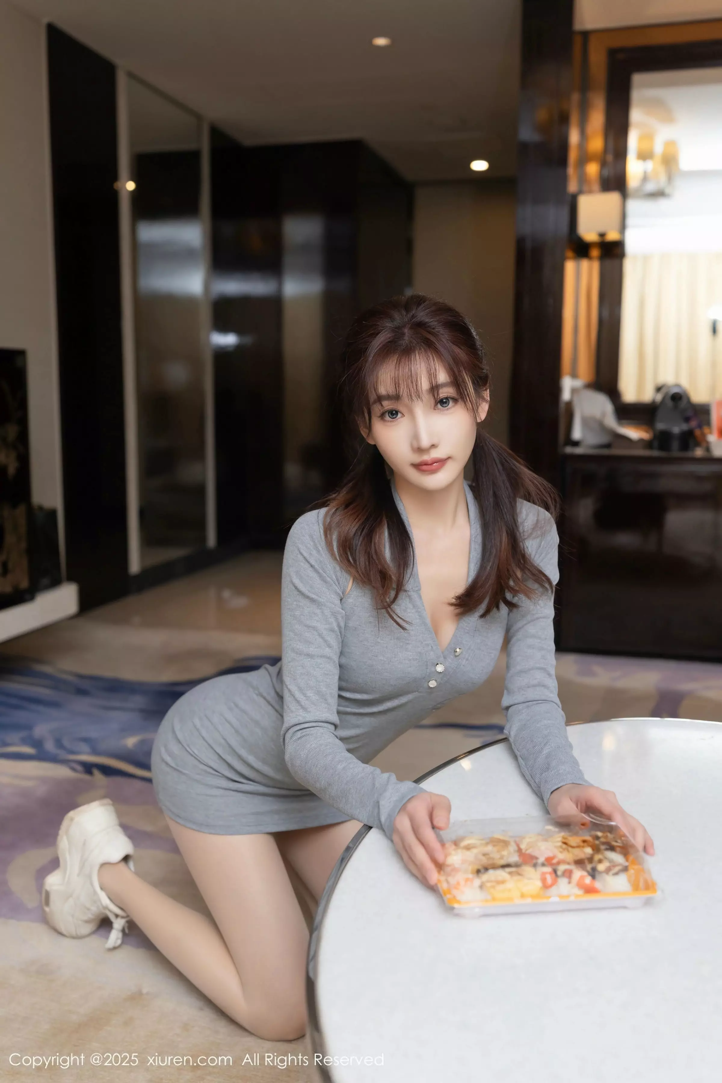 [XiuRen秀人网] 2025.03.20 No.10049 陆萱萱 灰色连衣短裙 [80P] NO.10