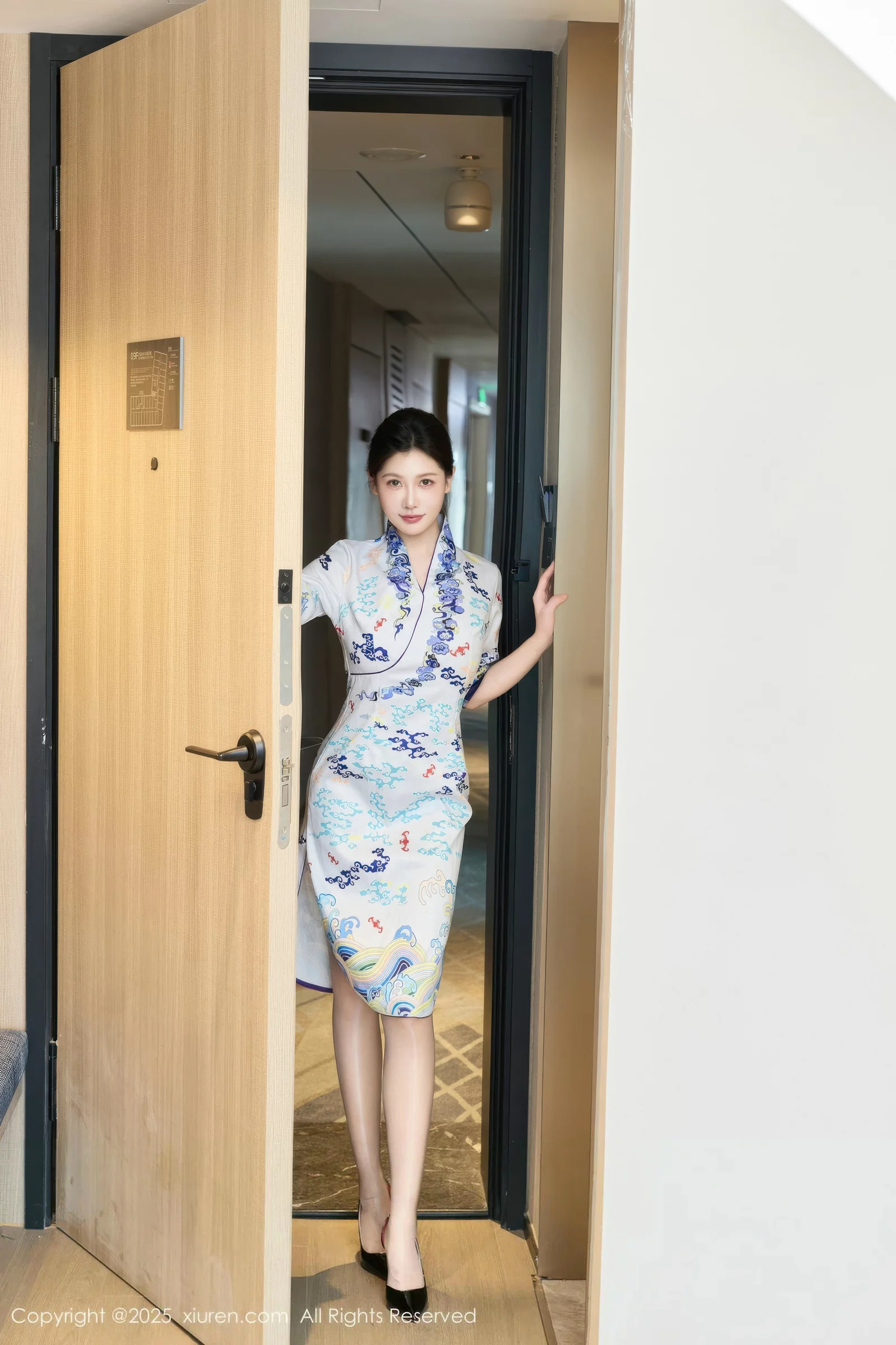 [XiuRen秀人网] 2025.08.15 No.10654 尹甜甜 空姐制服 [54P] NO.1